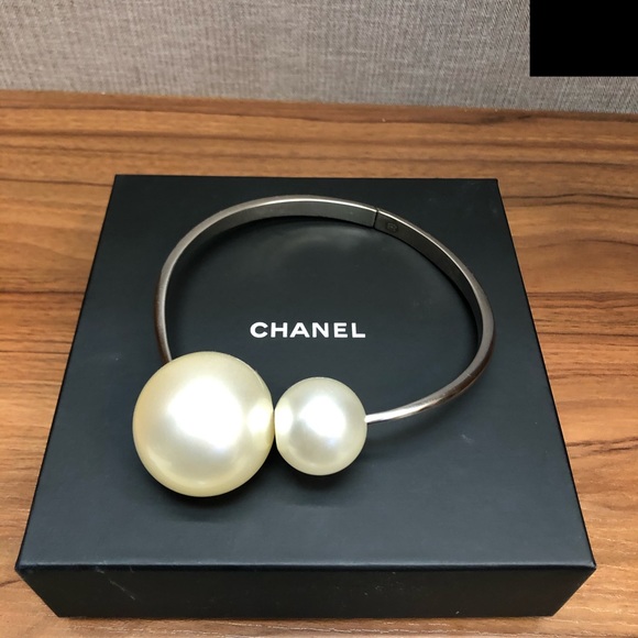 Chanel Runway Limited Edition Giant Pearls Choker - Picture 3 of 8